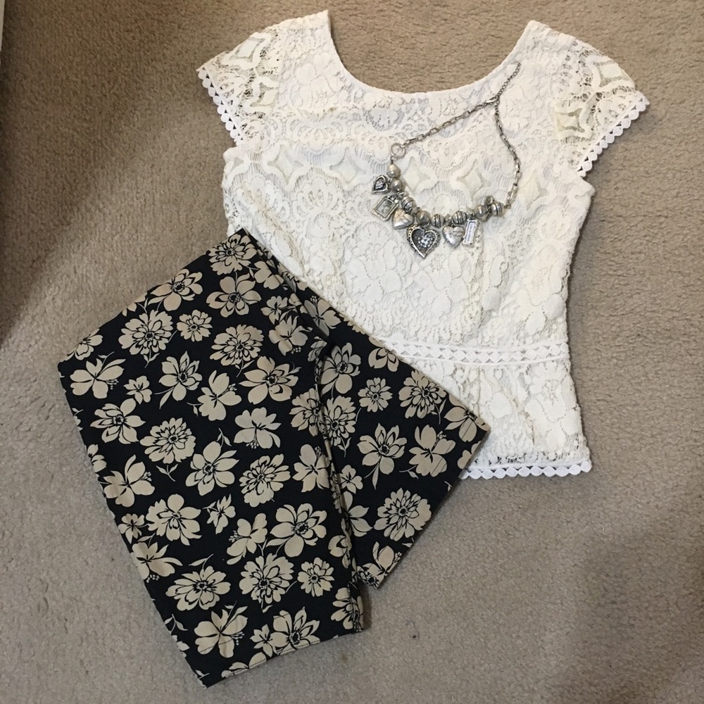 Casual Corner Black and Tan floral capris; Sz 2P